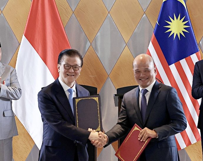 Axiata, Sinarmas sign two Letters of Intent to advance strategic collaboration