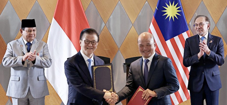 Axiata, Sinarmas sign two Letters of Intent to advance strategic collaboration