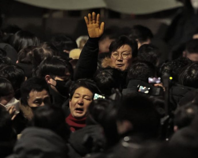 Clashes as South Korean investigators attempt to arrest President Yoon