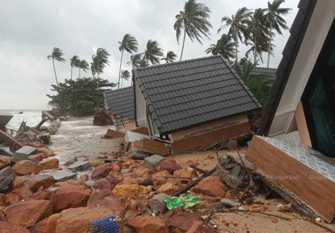 Huge waves, floods batter Surat Thani, including Koh Phangan