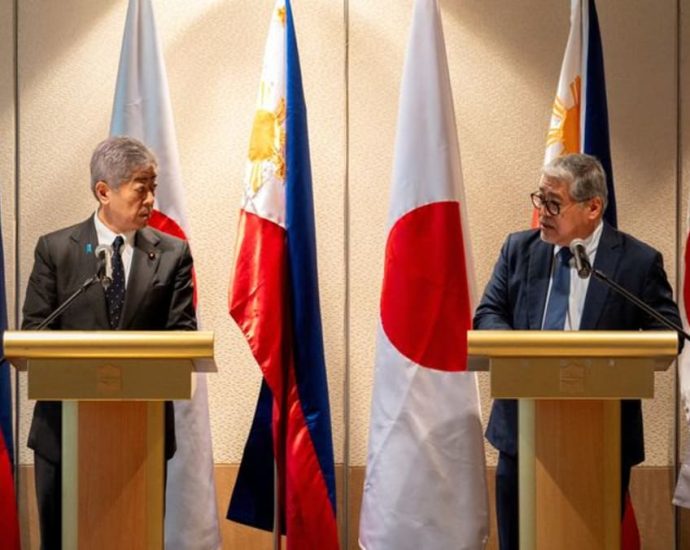 Japan, Philippines vow to boost security ties over China concern