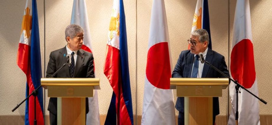 Japan, Philippines vow to boost security ties over China concern