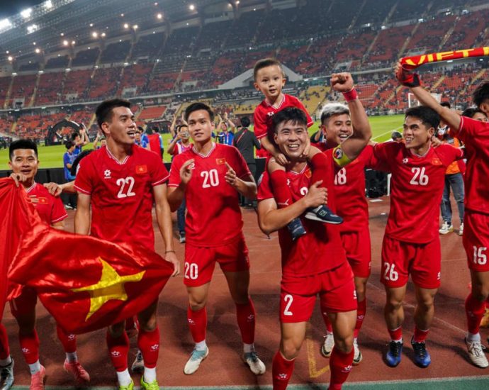 Late goals earn Vietnam Asean Championship win over 10-man Thais