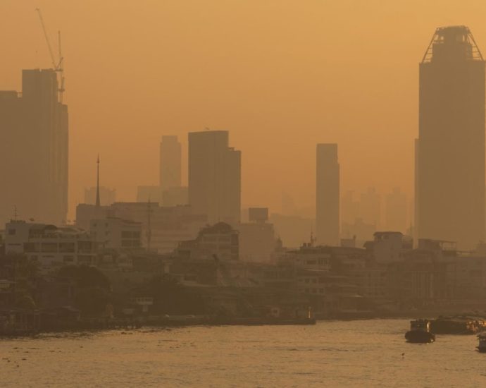 Nearly 200 Bangkok schools close over air pollution