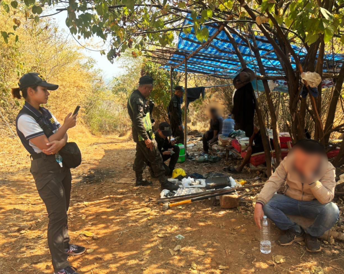 Police shut down illegal gold mine in Phichit