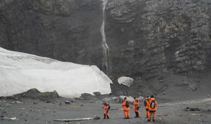 Big ice melt shocks Thai Antarctic team