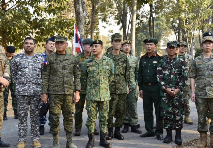 Foreign attachés tour army headquarters