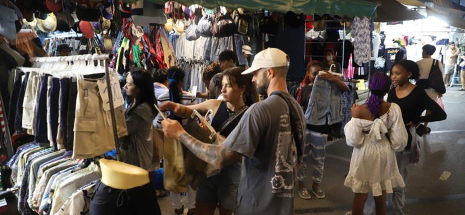 Hundreds of vendors at Chatuchak market given deadline to move
