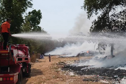 Landfill fire approaching Prachin Buri community