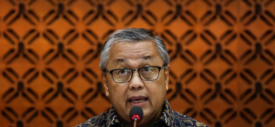 Some Indonesia lawmakers eye removing central bank governor, Tempo magazine reports