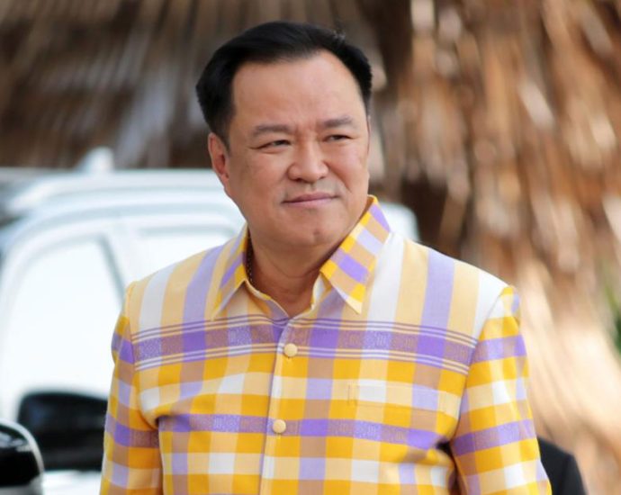 Newin meets Thaksin