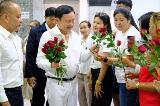 Thaksin urges patience on struggling economy