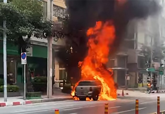 Thong Lor car fire causes a stir