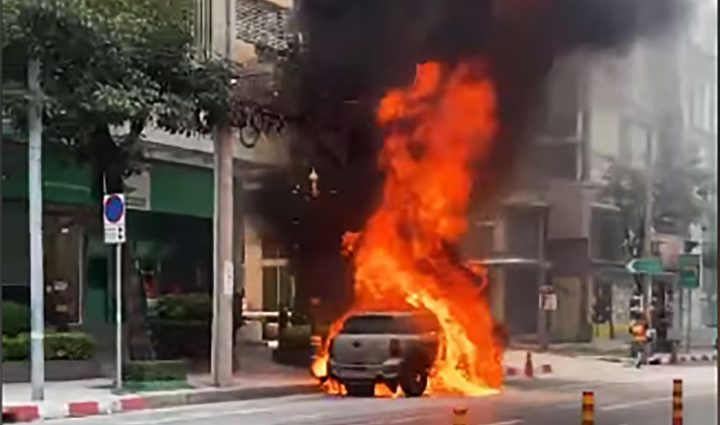 Thong Lor car fire causes a stir