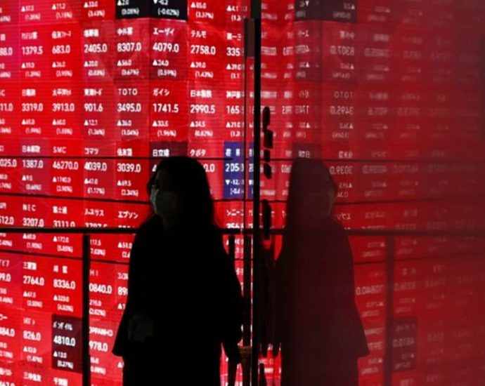 Asian markets mixed as investors eye trade talks