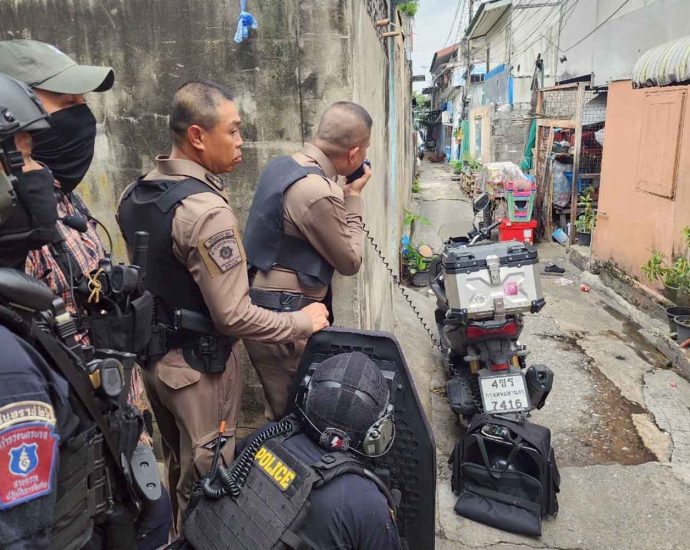 Armed and disturbed man did not surrender all day long in Bangkok