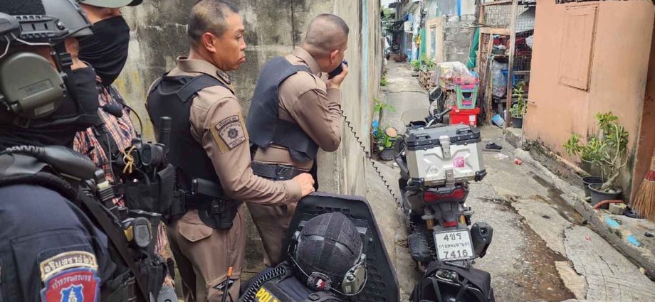 Armed and disturbed man did not surrender all day long in Bangkok
