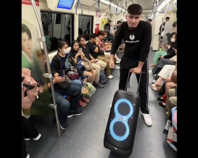 Foreign influencer blasted for loud music on Bangkok MRT