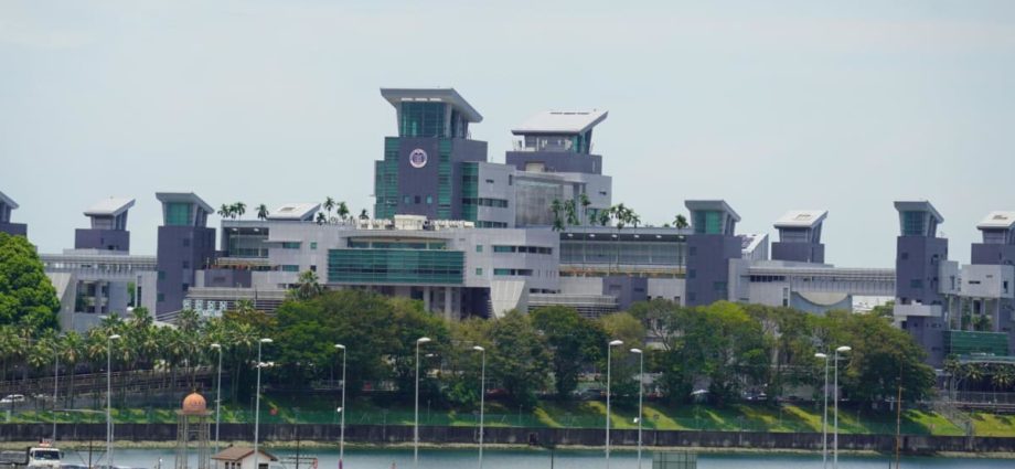 Heavy departure traffic at Woodlands and Tuas checkpoints; delays of up to 5 hours expected