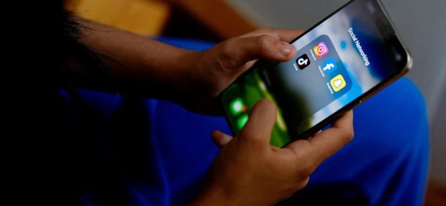 New Zealand PM proposes banning under-16s from social media