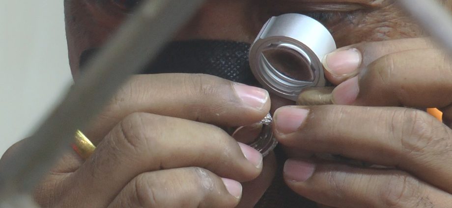 Thai pawn shops busy ahead of new school year