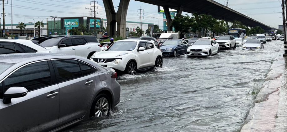 Traffic gridlock on Bang Na-Trat amid continuous rain
