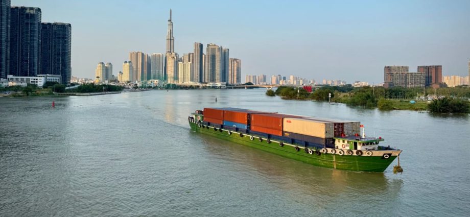 US tells Vietnam trade deficit ‘unsustainable’ and major concern during tariff talks: Report