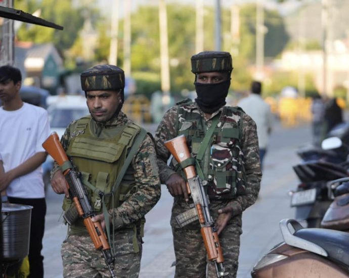 US urges India and Pakistan to work with each other to reduce tensions