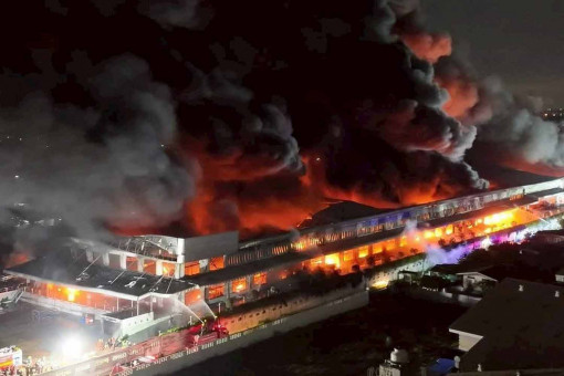 Warning: Carcinogens in air near fire-razed warehouse