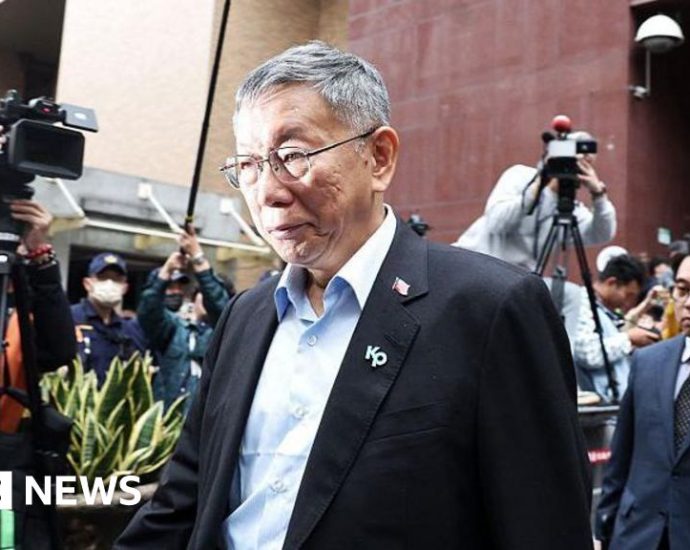 Ko Wen-je: Ex-Taiwan presidential hopeful sentenced to 17 years for corruption